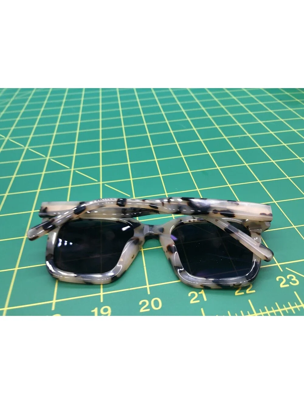 Quince Kirby Sunglasses Womens One Size White Tortoise Polarized Gray Lens